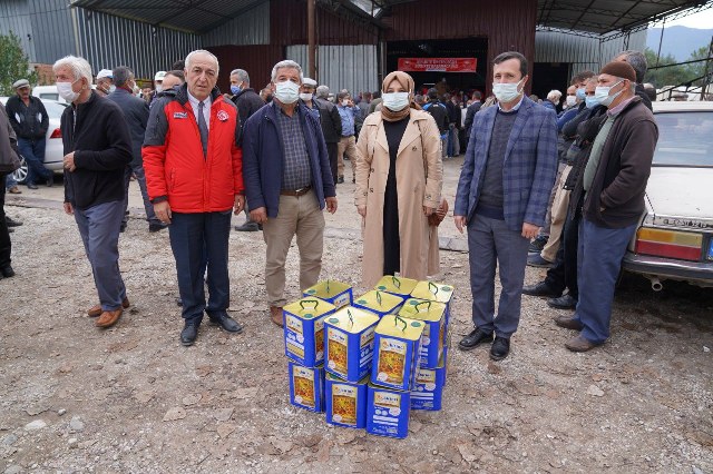 Seydikemerli Arıcılara Arı Keki Ve Arı Yemi Bağışlandı