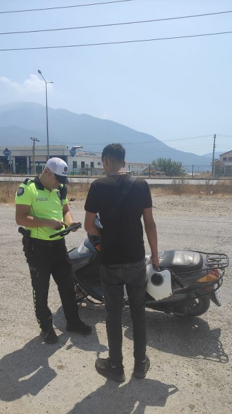 FETHİYE POLİSİ, TEHLİKELİ MOTOSİKLET SÜRÜCÜSÜNÜ YAKALADI