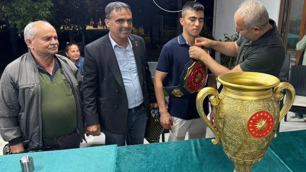 Karaçulhaspor’dan Şampiyon Güreşçi Kadir Buğra Dikik’e Anlamlı Ödül